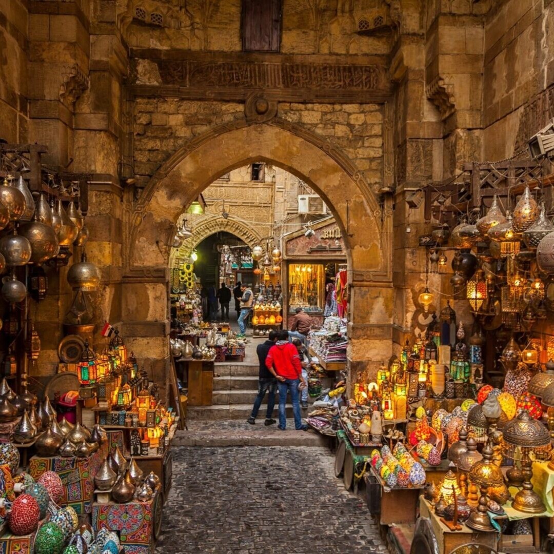 A market with many lamps and people in the middle of it